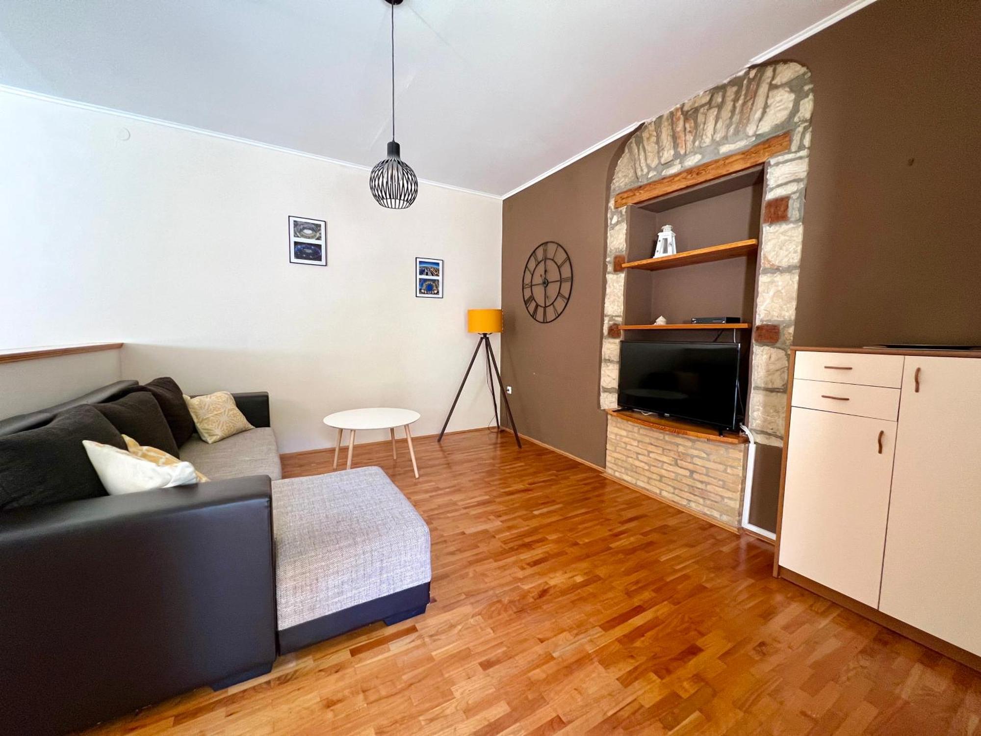 V&V Apartment Pula Eksteriør billede